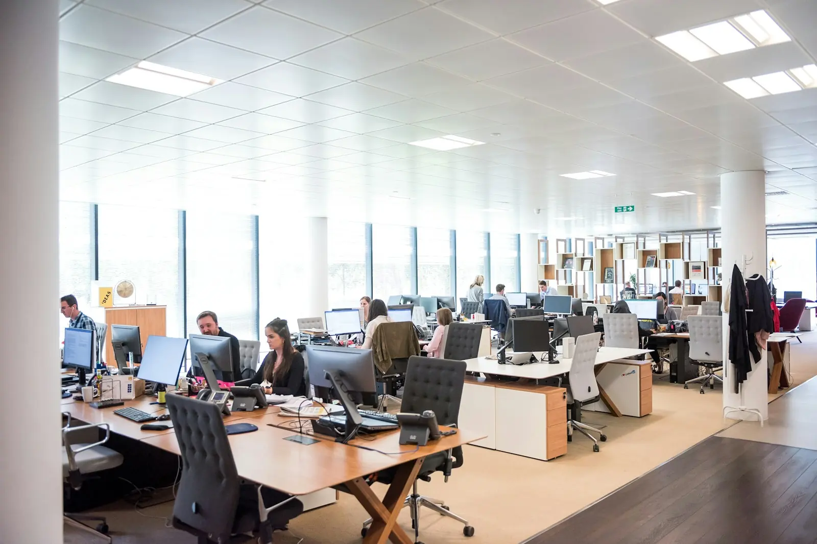Kantoor met medewerkers aan hun bureau
