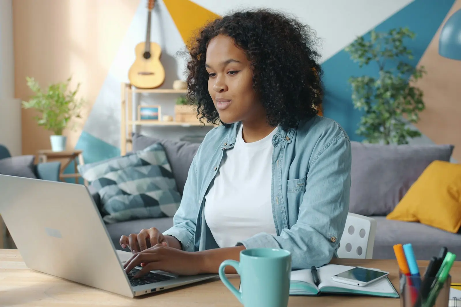 Ondernemer werkt thuis aan haar laptop